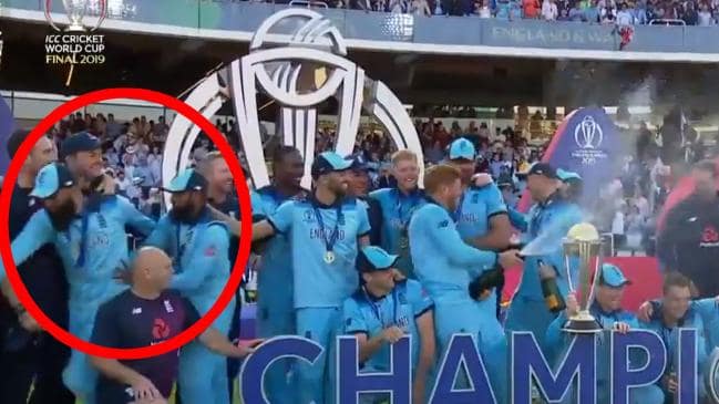 ഷാംപെയ്ൻ കുപ്പികൾ: ലോകകപ്പ് ചടങ്ങിൽ നിന്ന് ഒാടിക്കളഞ്ഞ് മുഇൗൻ അലിയും റാഷിദും- VIDEO